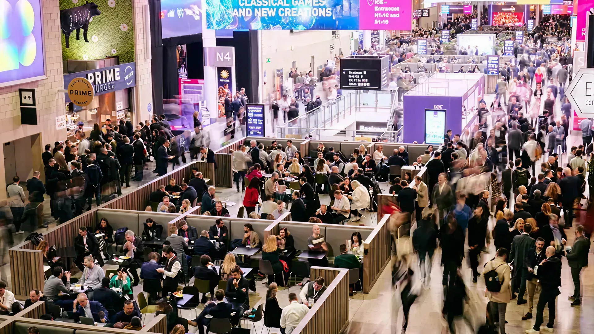 Nos bastidores do primeiro estande da Gamecheck em uma feira.