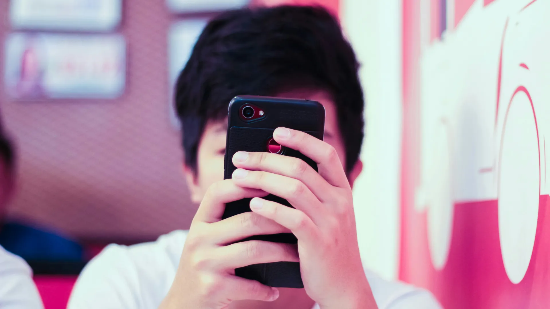 Защищает игроков от реальных игр.